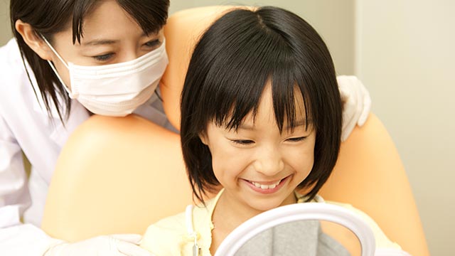 子供の虫歯予防に効果的なフッ素塗布とシーラントについて